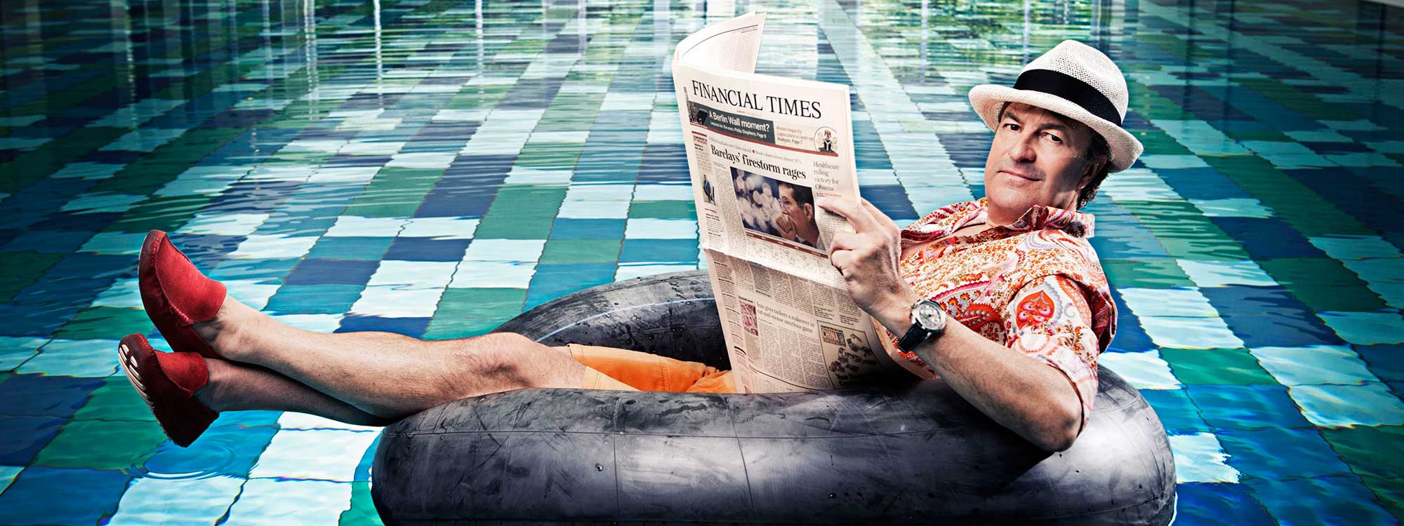 Photo de Gaetan Vigneron journaliste sportif à la RTBF spécialiste de la F1 photo décalée dans la piscine de l'Aspria Royal La Rasante.
