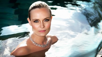 Portrait de la ravissante journaliste à la RTBF, Ophélie Fontana, le collier feuille du joaillier bruxellois Manalys, photo réalisée dans la piscine du Touessrok à l'île Maurice.