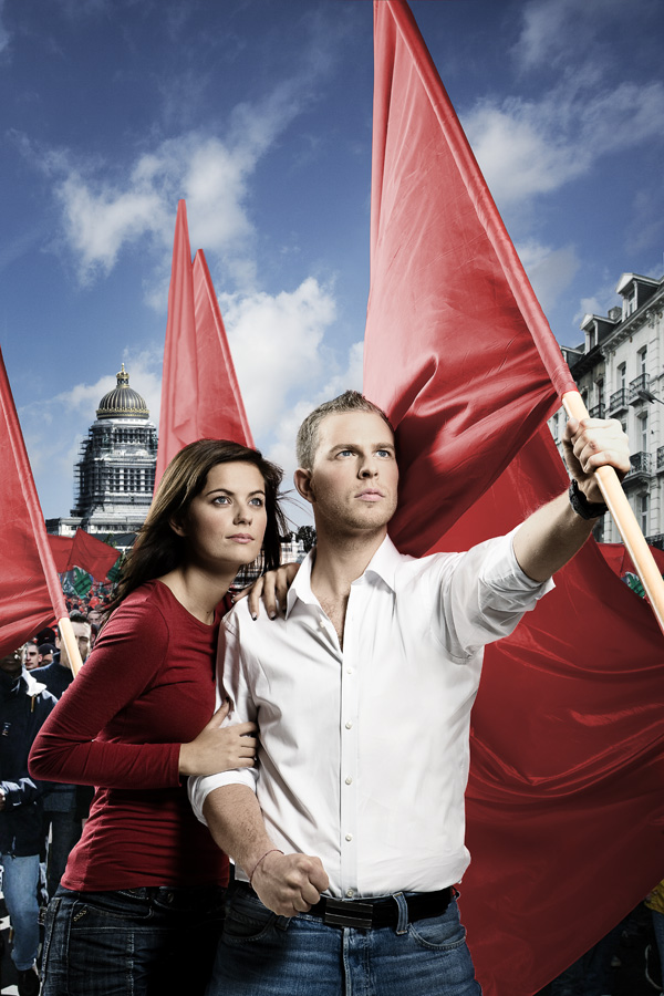 Photo originale d'un couple qui manifeste avec un drapeau rouge pour le Parti Socialiste.