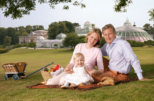 La Princesse Elisabeth petite avec ses parents le Roi Philippe et la Reine Mathilde à l'époque où ils étaient Prince et Princesse de Belgique