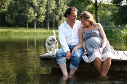 La présentatrice de la RTBF Armelle Gysen mariée au Compte Frédéric d'Aspremont Lynden pose quand elle était enceinte dans la propriété du Château de Ry.