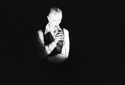 Photo noir et blanc de David Bowie en 1977 réalisé par le photographe Belge Paul Coerten issue de son livre Golden Years