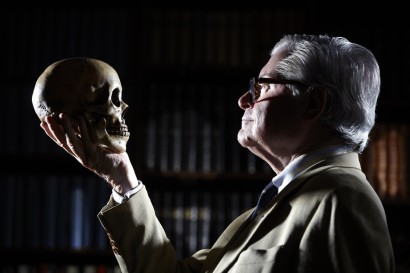 Photo de l'avocat bruxellois Xavier Magnée face à une tête de mort.