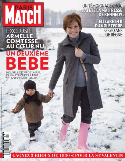 La présentatrice de la RTBF Armelle Gysen mariée au Compte Frédéric d'Aspremont Lynden pose avec leur fils Gatien enceinte de leur deuxième enfant, couverture de Paris Match Belgique.