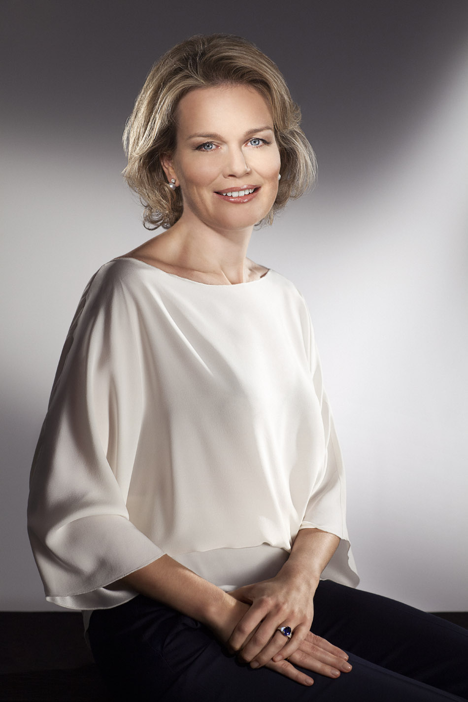 Portrait Officiel de Son Altesse Royale la Reine Mathilde de Belgique.