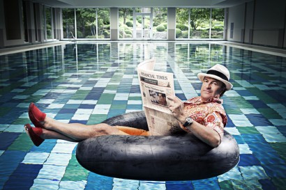 Photo de Gaetan Vigneron journaliste sportif à la RTBF spécialiste de la F1 photo décalée dans la piscine de l'Aspria Royal La Rasante.