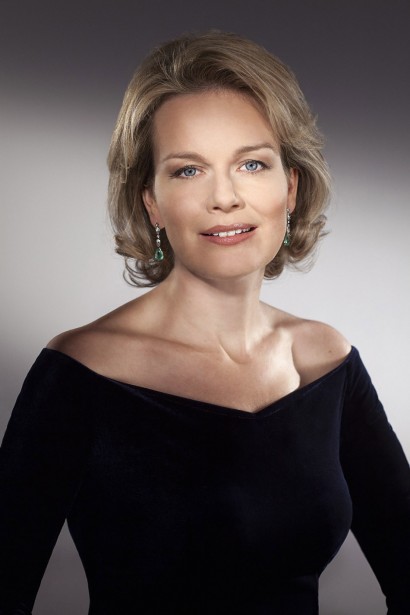 Son Altesse Royale la Reine Mathilde de Belgique portrait officiel en studio par le photographe professionnel Belge Michel Gronemberger