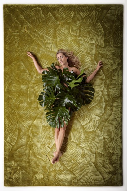 La présentarice d'RTL-TVI et mannequin Emilie Dupuis pose sur un tapis Floor to Heaven de la Maison Didden & Co.