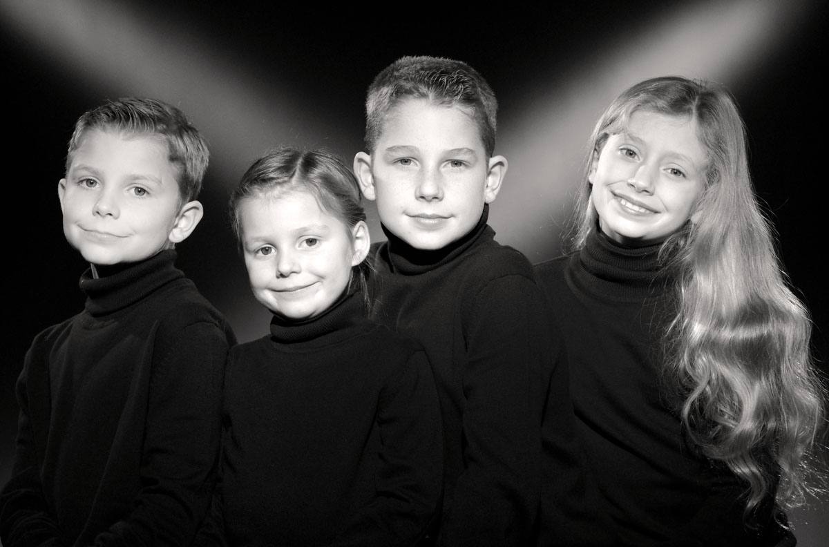 Portrait de famille en noir et blanc dans le style Harcourt par un photographe professionnel portraitise haut de gamme.