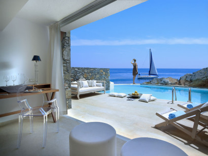 St. Nicolas Bay Resort Hotel & Villas en Crète, un hôtel de charme et de luxe situé à Aghios Nikolaos.