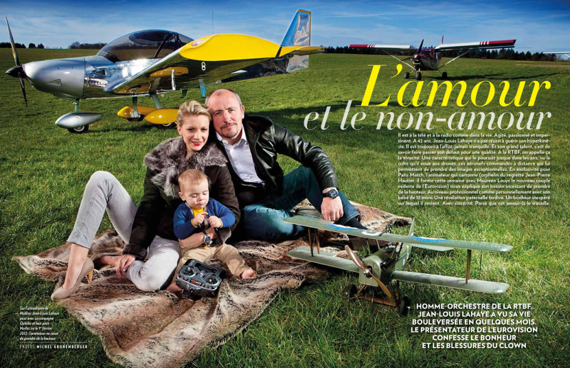 Jean-Louis Lahaye et sa femme Ophélie, l'animateur de la RTBF pose en famille avec leur fils Merlin double page dans Paris Match Belgique.