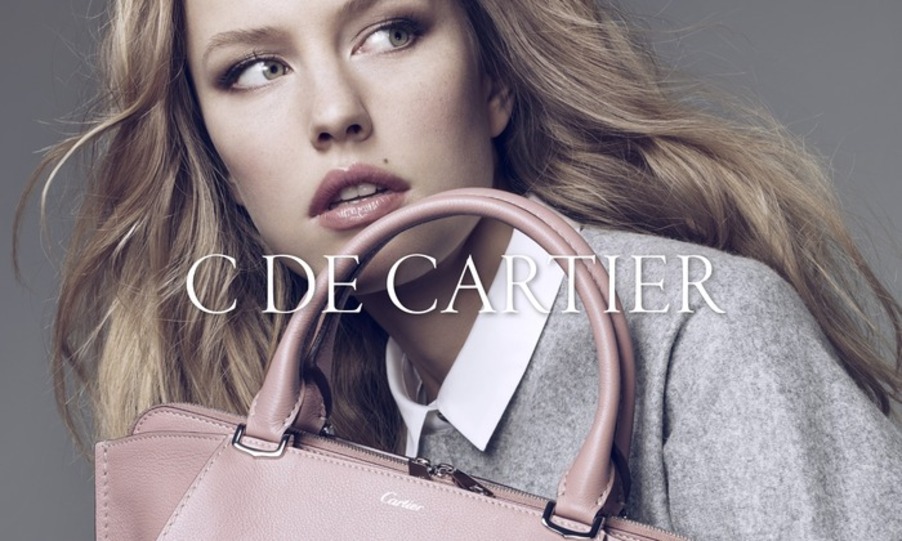 Le nouveau sac C de Cartier, un sac à main de luxe aux couleurs éclatantes.