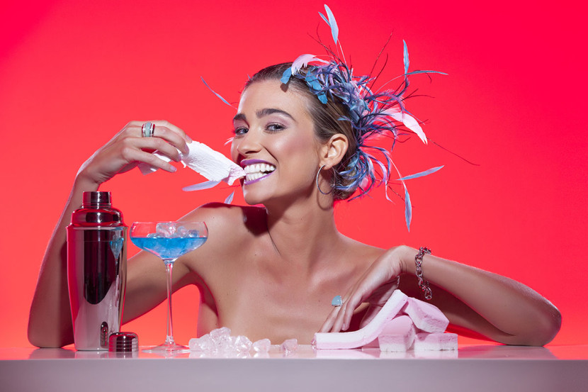 Photo d'une mannequin avec les bijoux de la joaillerie De Greef pour leur campagne de publicité et leur catalogue