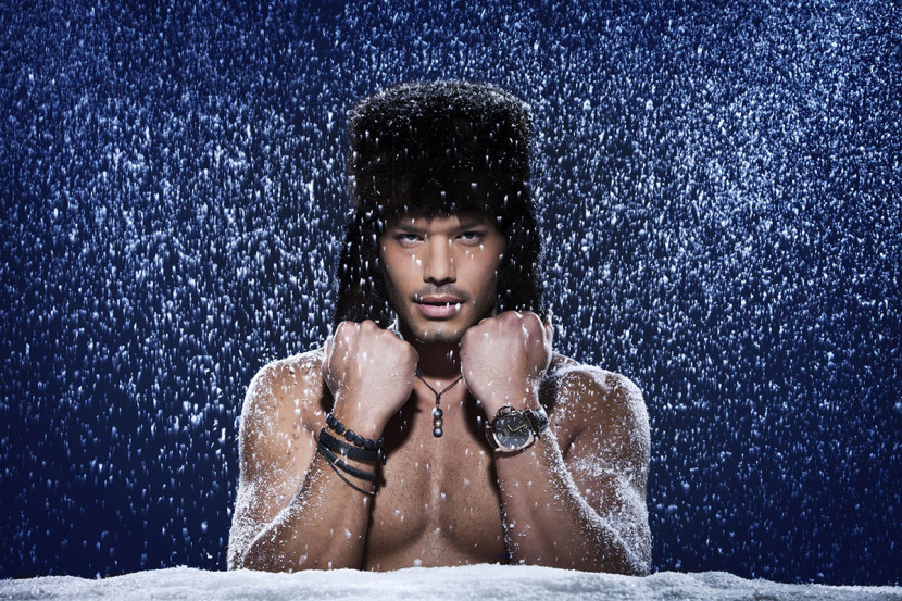 Photo d'une mannequin homme torse nu avec les bijoux de la joaillerie De Greef et une montre Panerai pour leur campagne de publicité et leur catalogue