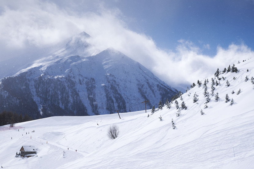 Les montagnes du massif de l’Écrin et piste de ski la station d'Orcières Merlette 1850