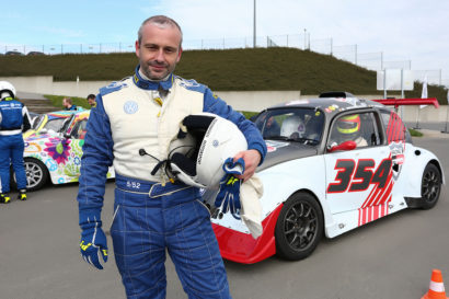 Michel Gronemberger devant la VW Fun Cup 354