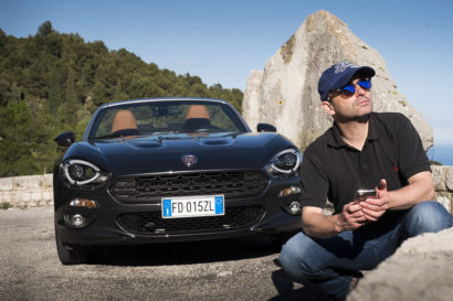 Le blogueur belge et photographe professionnel Michel Gronemberger avec la Fiat 124 Spider