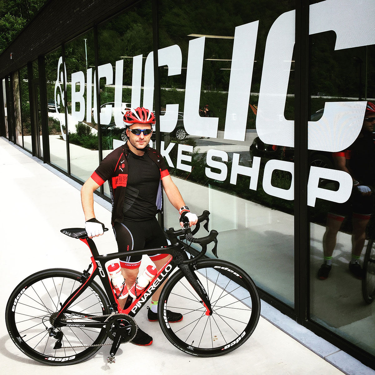 Le blogueur belge Michel Gronemberger devant le magasin Bicyclic de Remouchamps avec le Pinarello Dogma F10