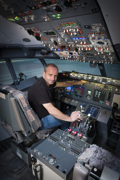 Cockpit du simulateur de vol du Boeing 737-800 de l'European Flight Simulator à Charleroi