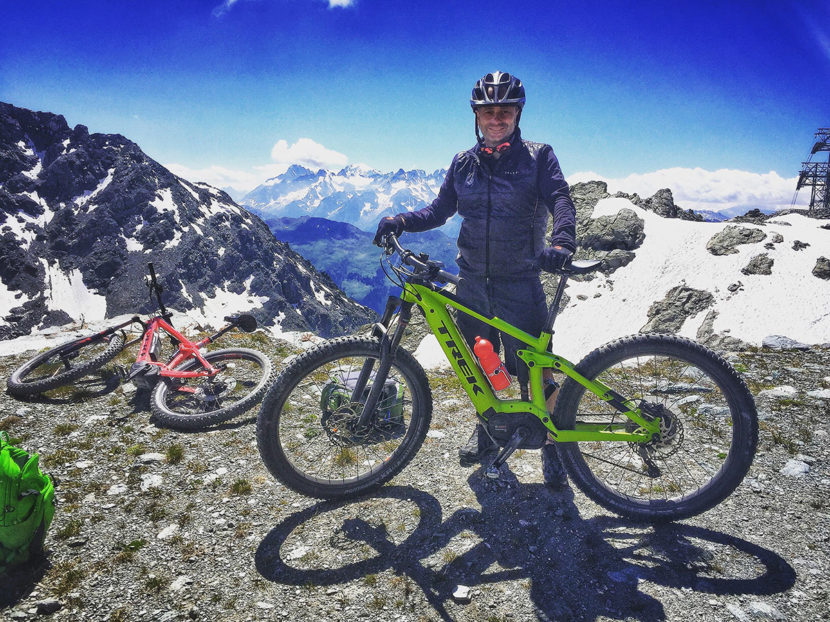 Tour du Mont-Fort à Verbier en VTT électrique Trek, prise de vue au sommet du col des Gentianes