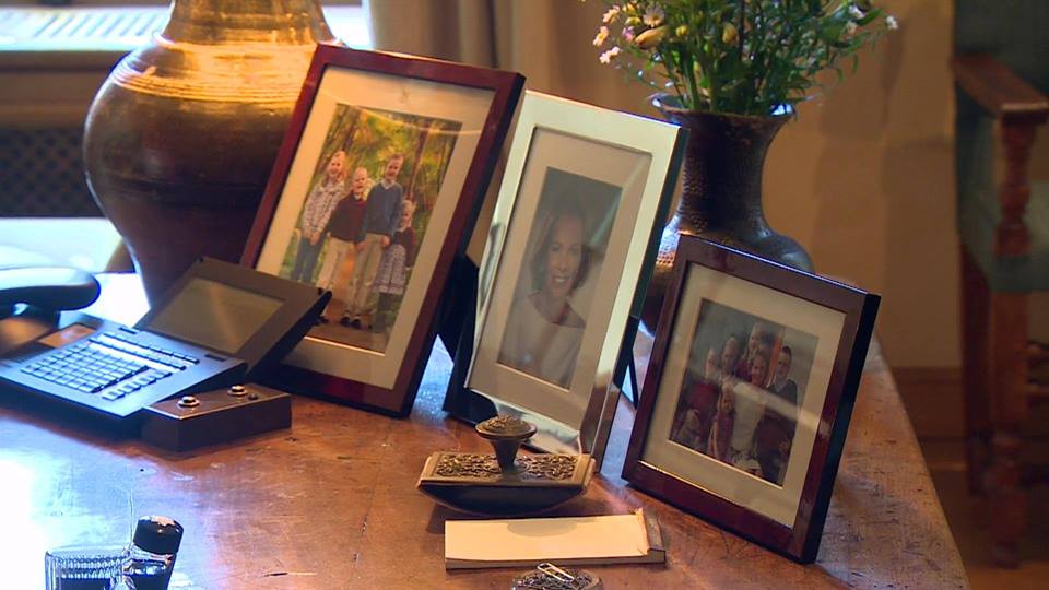 Portraits de famille : L'art subtil de la lumière continue en noir & blanc portrait bureua de roi