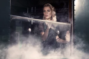 Mise en scène photographique cinématographique avec Émilie Dupuis.