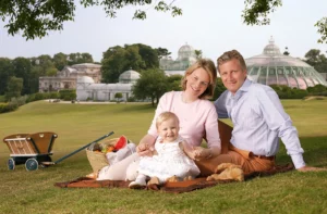 Le Roi Philippe et la Reine Mathilde lors d'un pique-nique familial avec la Princesse Elisabeth dans les jardins du Château de Laeken.