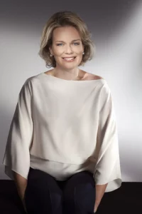 Photographie de prestige de la Reine Mathilde de Belgique, élégance et stylisme chic.