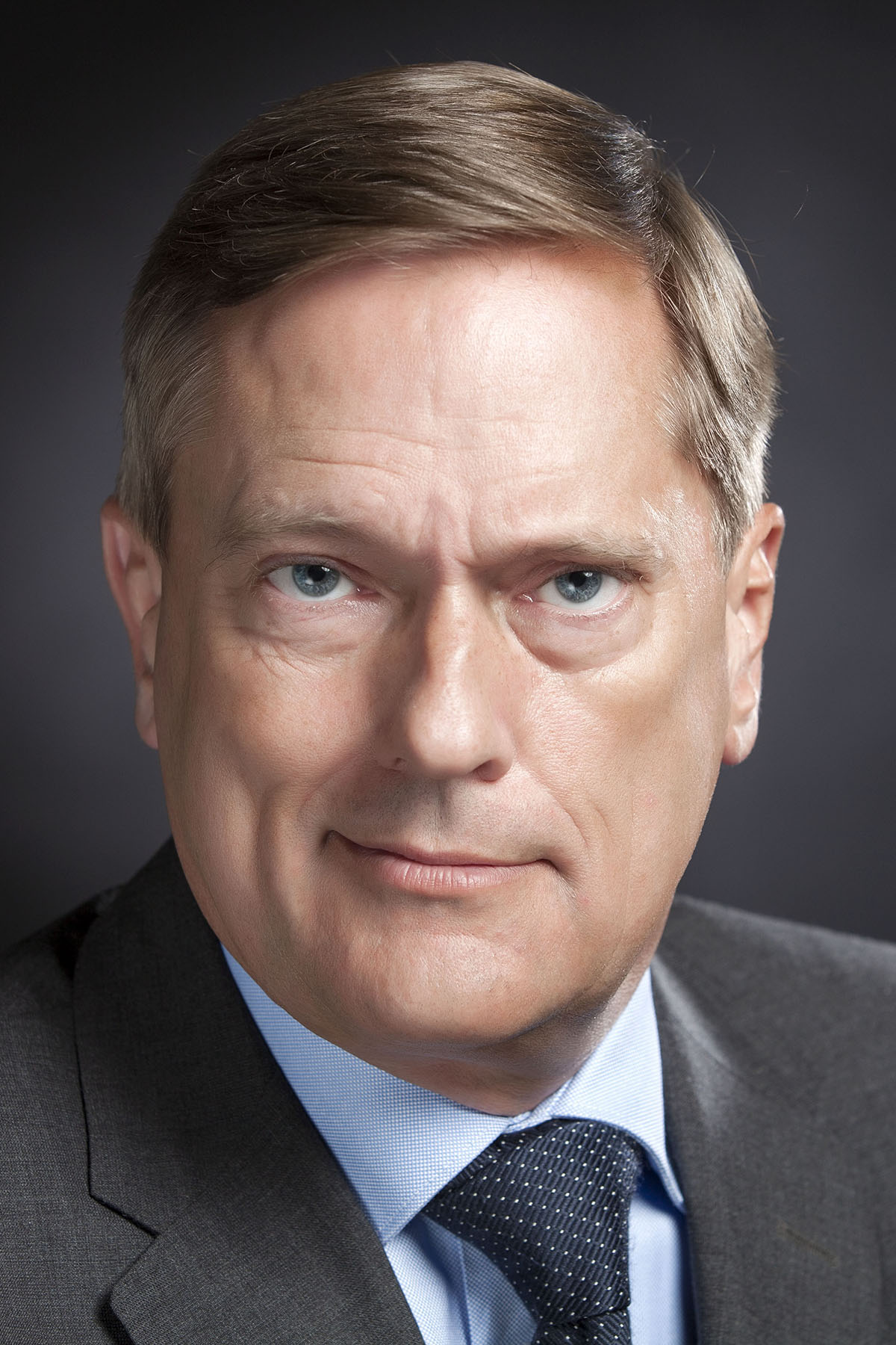 Photographe Bruxelles portrait corporate - Homme d'affaires en studio par Michel Gronemberger