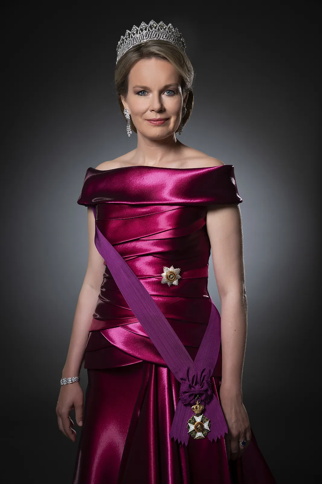 Portrait officiel de la Reine Mathilde en robe de Gala, studio fond gris, 2018.