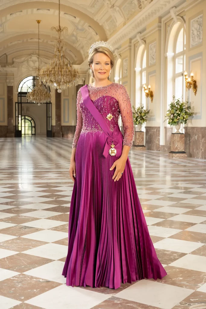 Portrait de la Reine Mathilde en robe de Gala, réalisé dans la Grande Galerie du Château de Laeken. Photographie officielle de la Monarchie belge.Photographie royale de prestige.