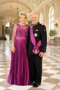 Le Roi Philippe et la Reine Mathilde en tenue de Gala, photographiés dans la Grande Galerie du Château de Laeken. Portrait officiel du couple royal.