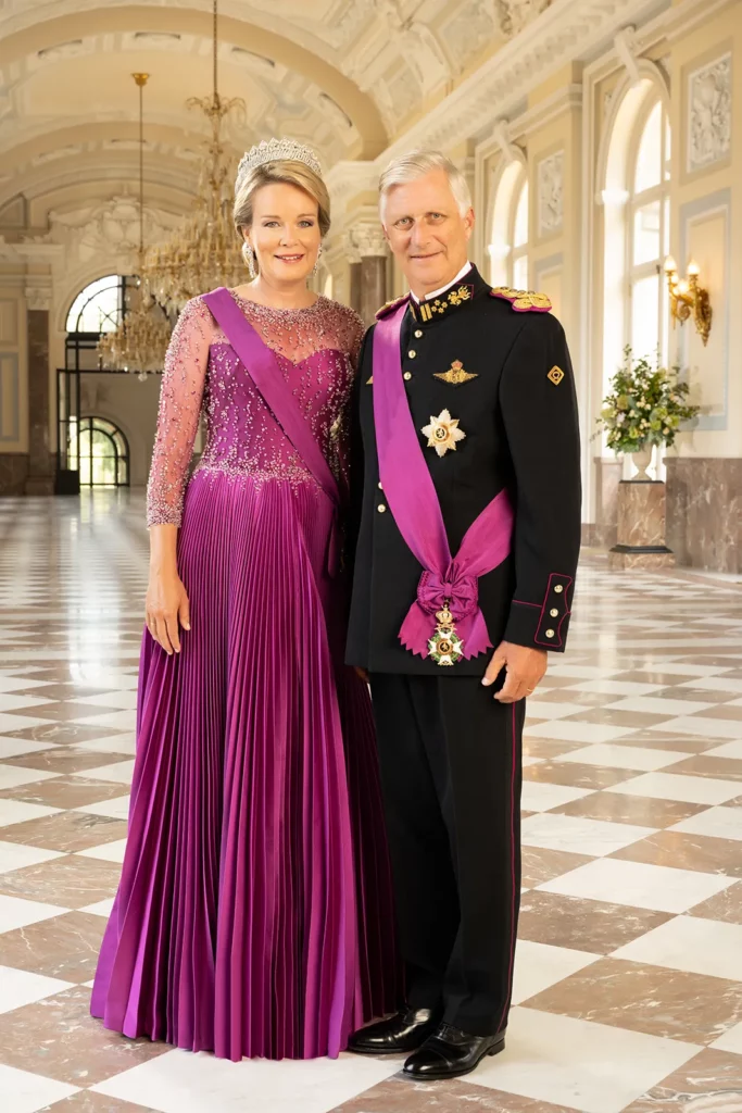 Le Roi Philippe et la Reine Mathilde en tenue de Gala, photographiés dans la Grande Galerie du Château de Laeken. Portrait officiel du couple royal.