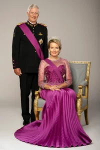 Portrait officiel du Roi Philippe et de la Reine Mathilde pour les 10 ans de règne. Photographie de prestige de la famille royale belge.