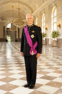 Portrait du Roi Philippe en tenue de Gala, photographié dans la Grande Galerie du Château de Laeken. Cliché officiel pour les 10 ans de règne.