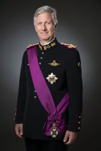 Portrait officiel du Roi Philippe en tenue de Gala, studio fond gris, 2018.