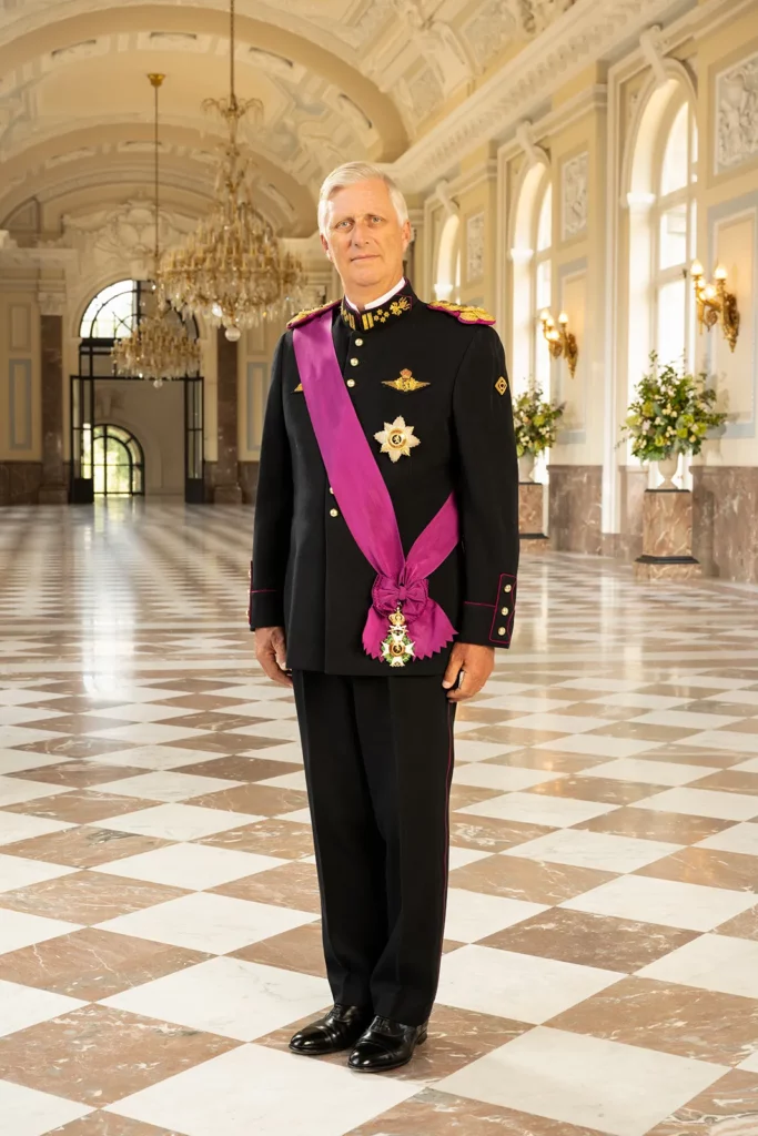 Portrait du Roi Philippe en tenue de Gala, photographié dans la Grande Galerie du Château de Laeken. Cliché officiel pour les 10 ans de règne.