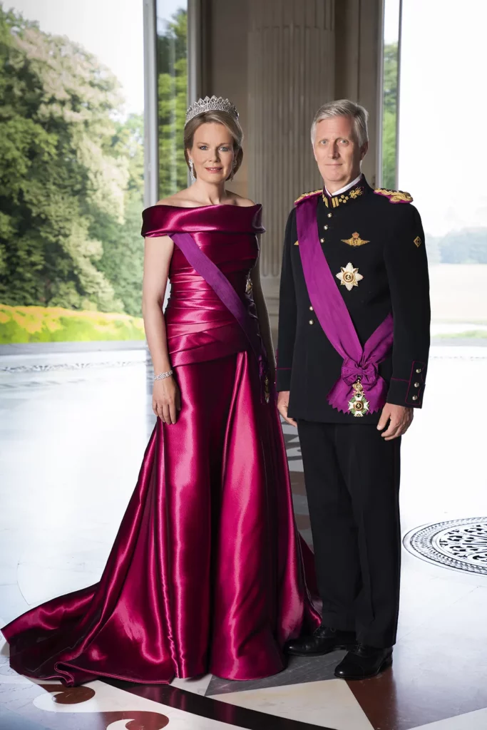 Portrait officiel du Roi Philippe et de la Reine Mathilde dans le Péristyle du Château de Laeken en 2018.