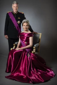 Portrait de studio du Roi Philippe et de la Reine Mathilde en tenue de Gala, fond gris, 2018.