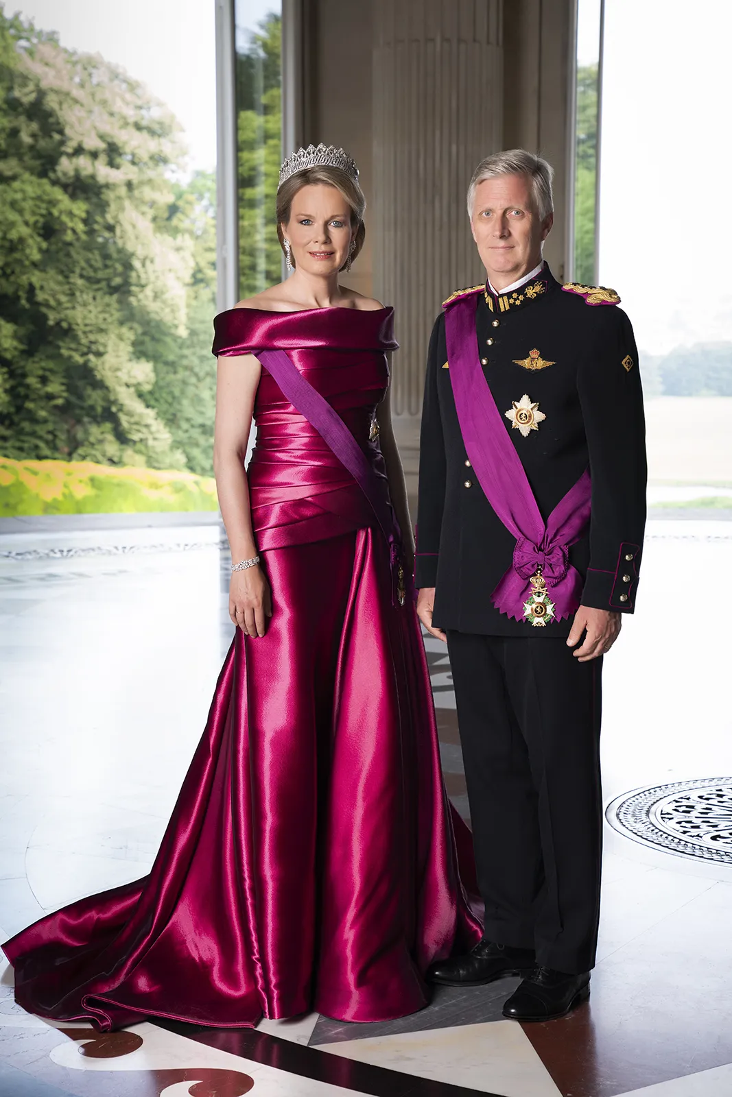 Portrait officiel du Roi Philippe et de la Reine Mathilde dans le Péristyle du Château de Laeken en 2018.