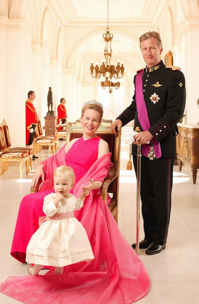 Portrait d'archives pour Vanity Fair du Roi Philippe, de la Reine Mathilde et de la Princesse Elisabeth au Palais Royal.