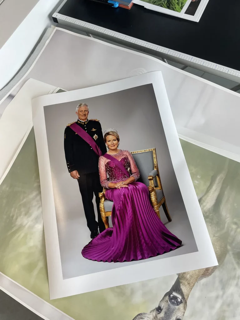 Détail de la précision d'impression et du rendu des couleurs pour le portrait officiel du Roi Philippe et de la Reine Mathilde.