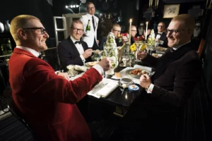 Gérald Watelet à table en sept exemplaires pour un reportage Paris Match.