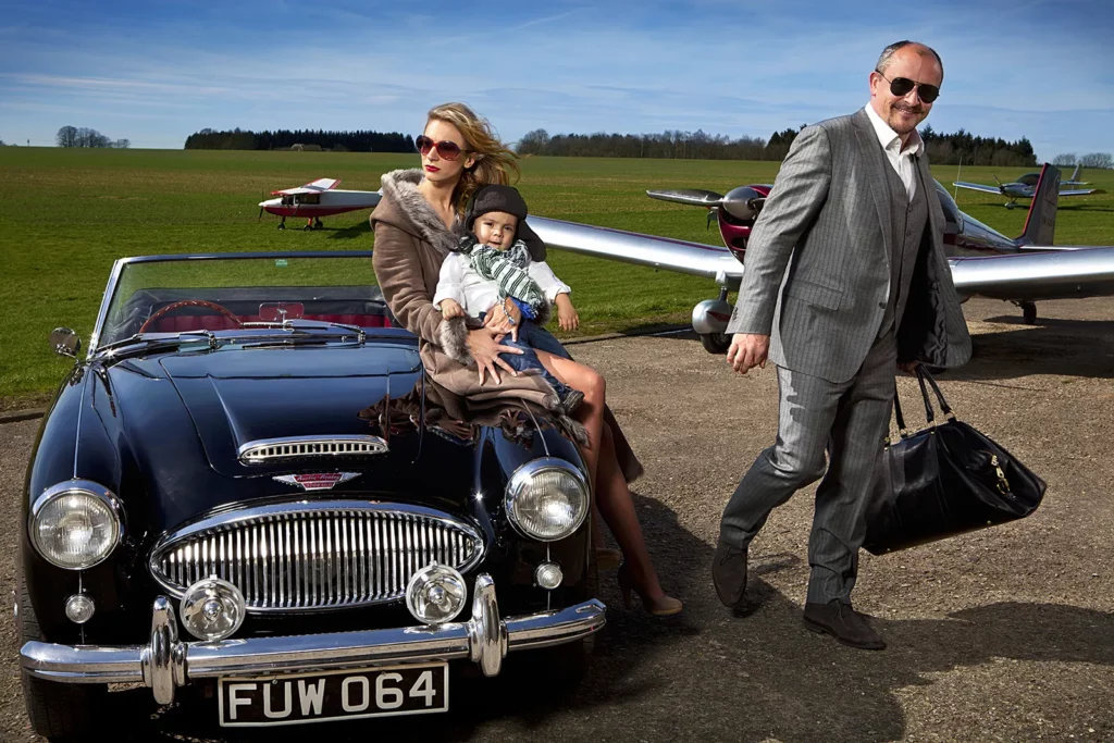 Jean-Louis Lahaye avec sa compagne Ophélie et leur fils Merlin avec une Austin Healey.