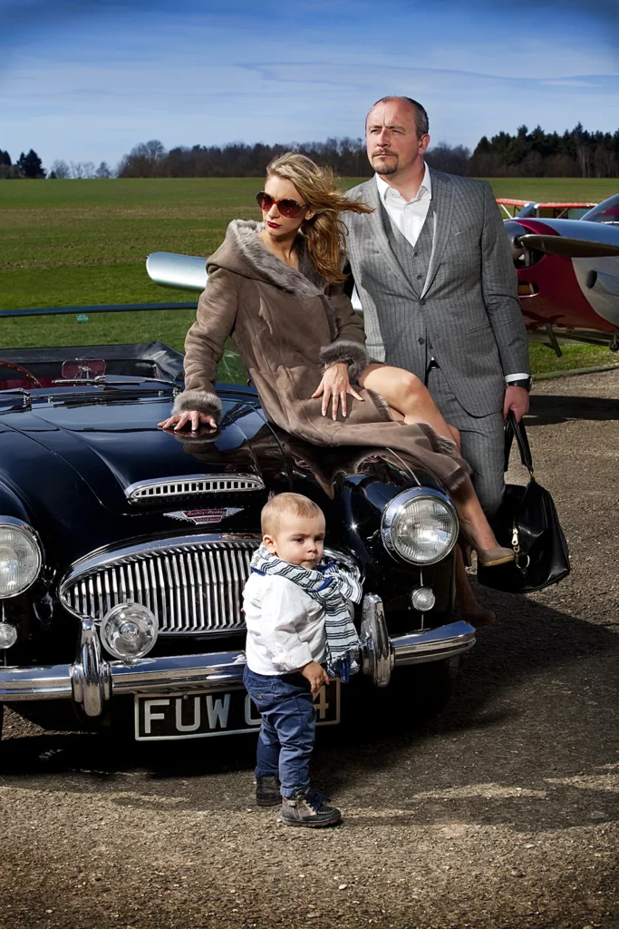 Jean-Louis Lahaye, sa femme en fourrure et Merlin devant une Austin Healey.