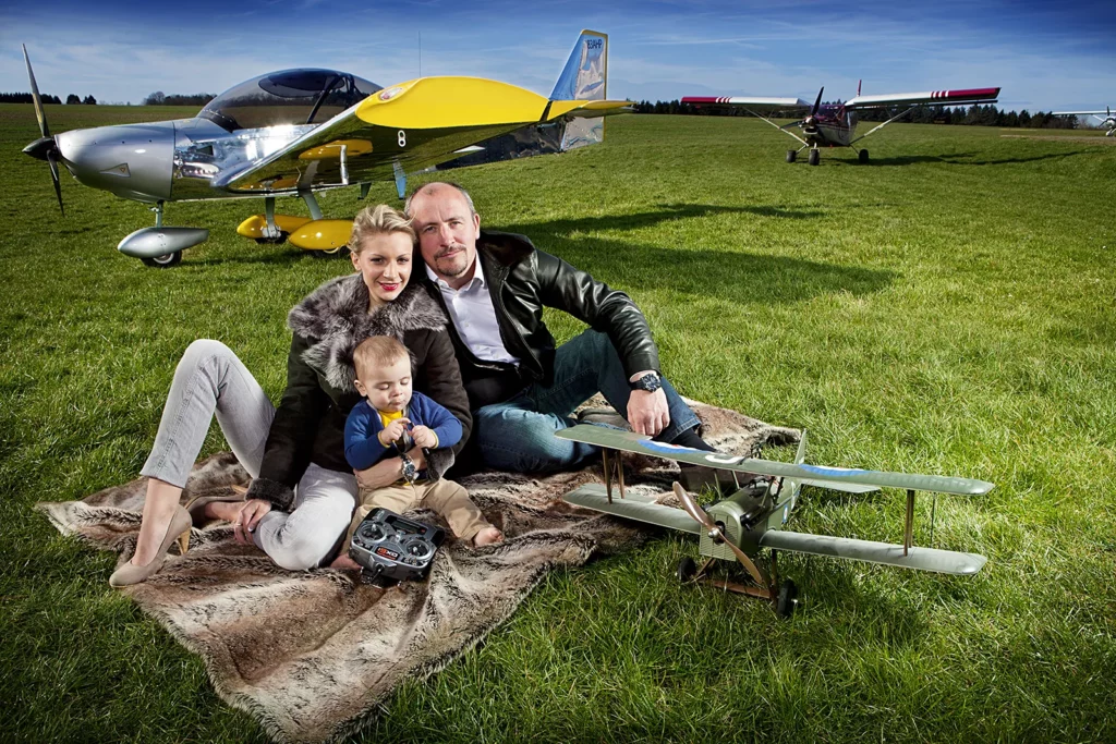 Jean-Louis Lahaye et sa famille dans le cadre printanier de l'ulmodrome de Maillen.