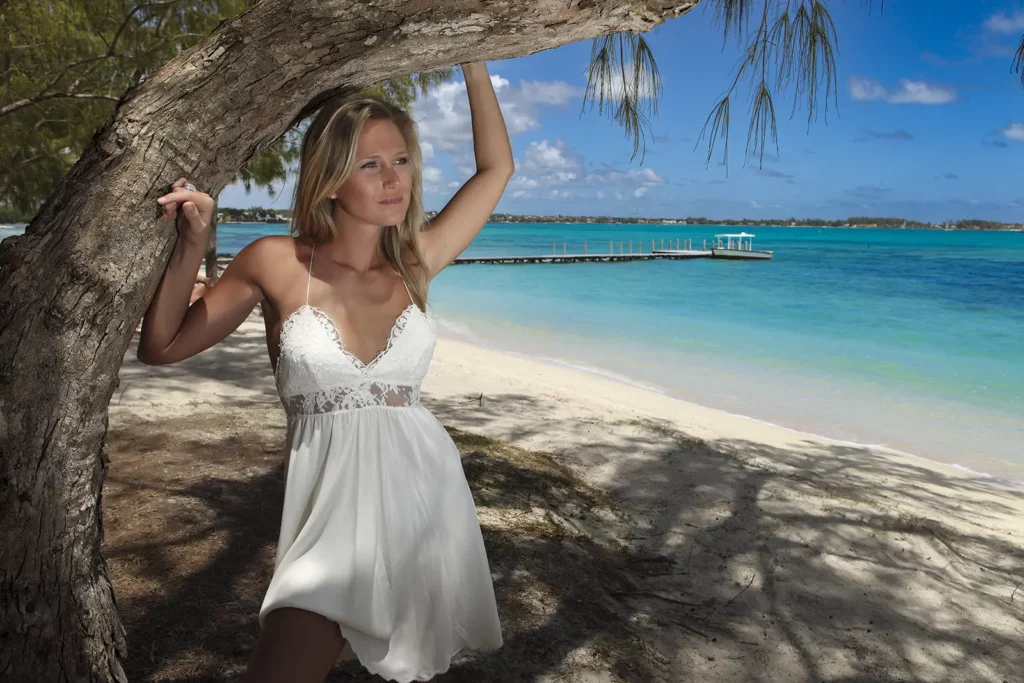 ulie Taton en nuisette blanche adossée à un arbre sur l'îlot Mangénie, avec vue sur le lagon du Touessrok. Photo Michel Gronemberger.