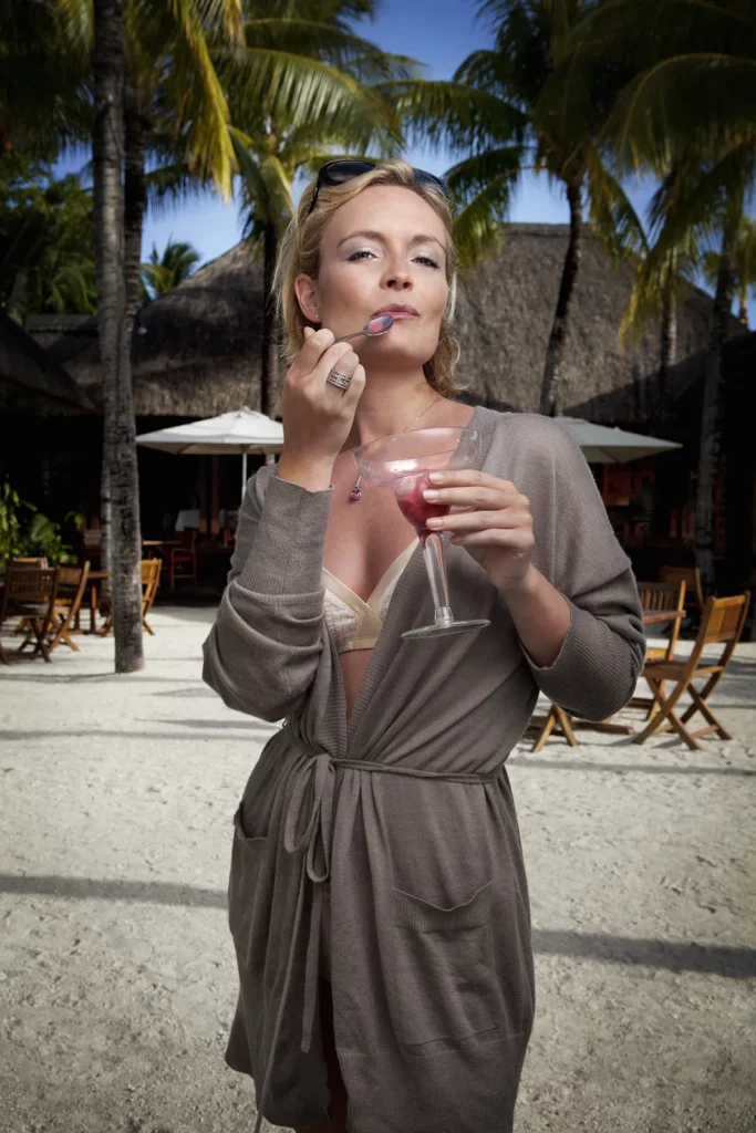 Portrait lifestyle d'Ophélie Fontana dégustant un sorbet au Touessrok, issu du Portfolio Photographe Bruxelles de Michel Gronemberger.
