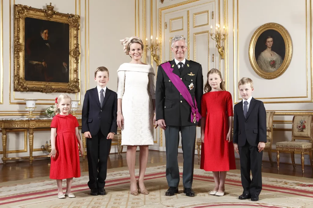Photo de famille officielle du Roi Philippe, de la Reine Mathilde et de leurs quatre enfants : Elisabeth, Gabriel, Emmanuel et Éléonore.