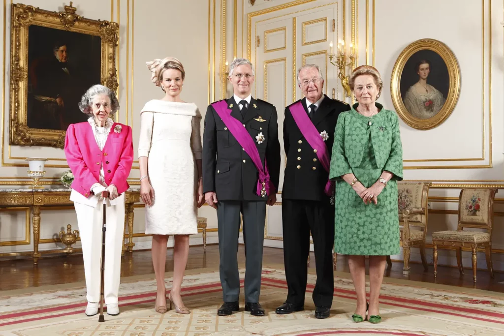 Photo officielle de la famille royale de Belgique incluant la Reine Fabiola, le Roi Philippe, la Reine Mathilde, le Roi Albert II et la Reine Paola.